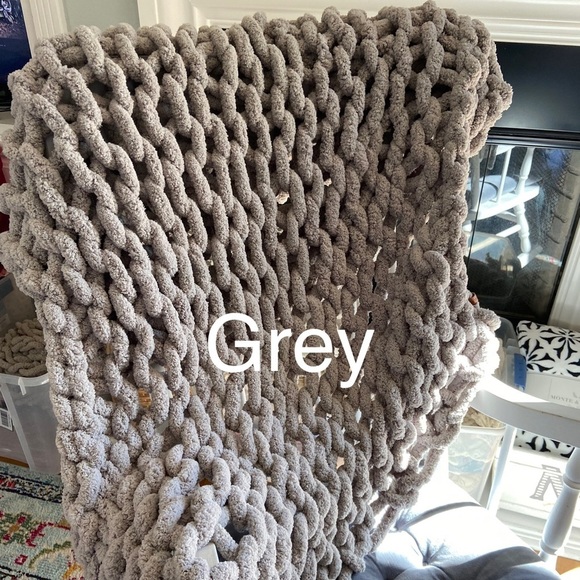 Handmade Chunky Throw Blanket 50”x40” 5 Colors. - Picture 8 of 11